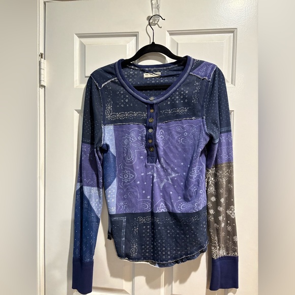 Free people We The Free Indie Printed Cuff Henley top tshirt sz M L purple - Picture 2 of 8